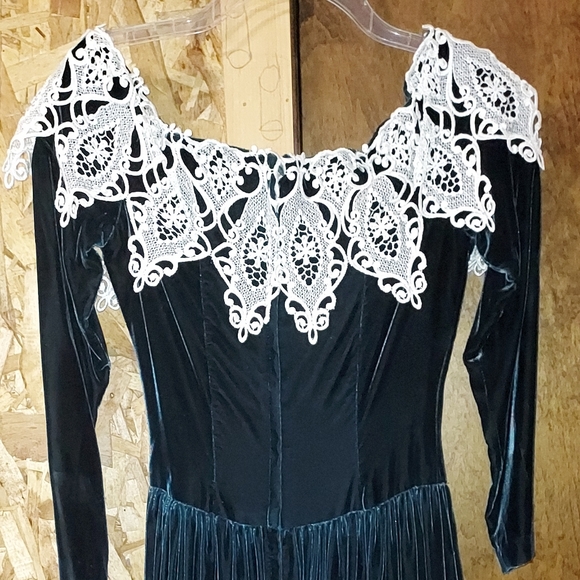 Dresses - Picture 2 of 3